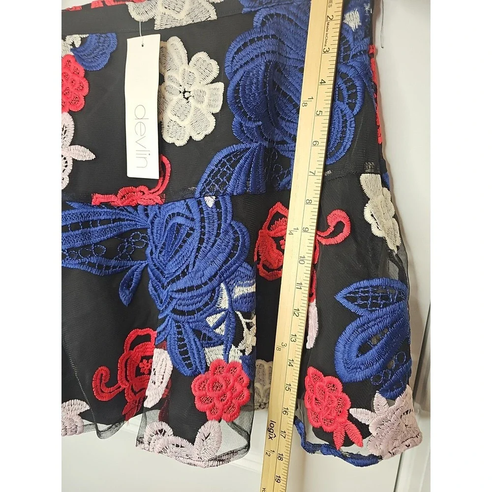 Devlin‎ Women's Floral Embroidered Mini Skater Skirt Size 4